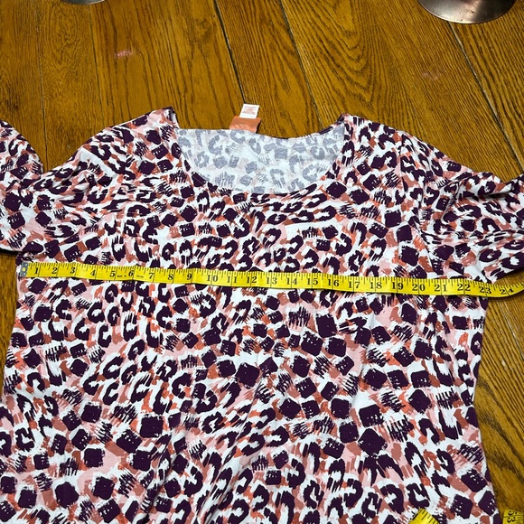 Hearts of Palm round neck top.  Cheetah print, 3/4 length sleeves.  Size 1XL - Picture 4 of 8